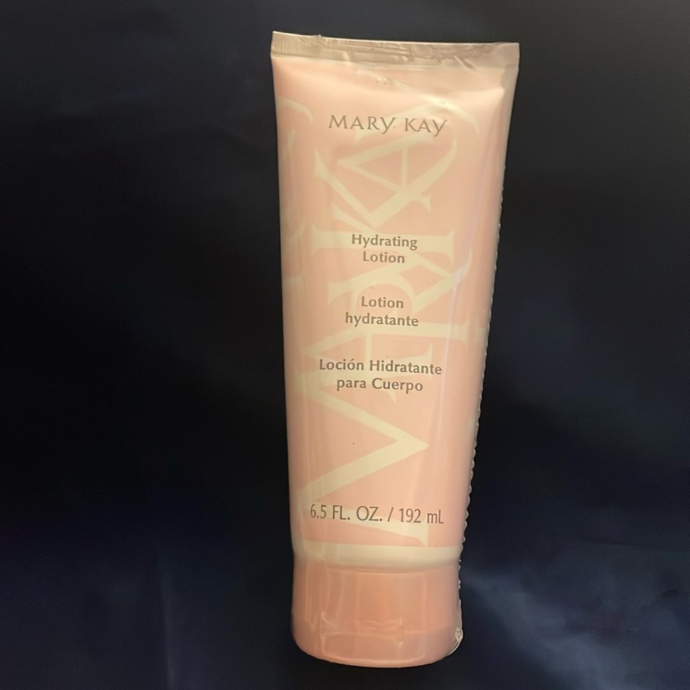 Hydrating Lotion 
Mary Kay 
6.5 fl. Oz.
New In Plastic